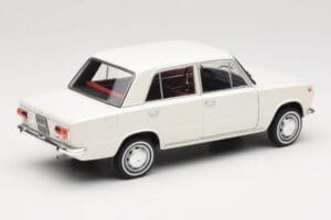 Fiat 124 Vit IXO 1:18 18CMC205OP Metall — bild 3 av 8