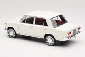 Fiat 124 Vit IXO 1:18 18CMC205OP Metall — bild 7 av 8