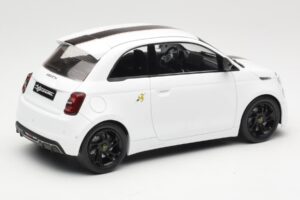Abarth 500e Vit IXO 1:18 MCG18497 Metall — bild 2 av 6