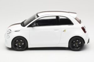 Abarth 500e Vit IXO 1:18 MCG18497 Metall — bild 3 av 6