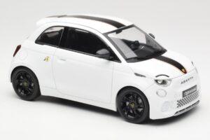 Abarth 500e Vit IXO 1:18 MCG18497 Metall — bild 4 av 6
