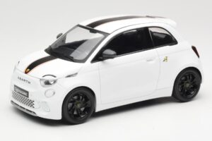 Abarth 500e Vit IXO 1:18 MCG18497 Metall