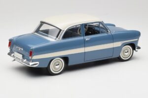 Ford Taunus 12M P2 Blå Ränder Revell 1:18 08880-M1 Metall — bild 3 av 8