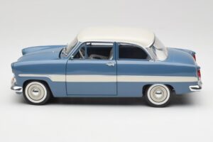 Ford Taunus 12M P2 Blå Ränder Revell 1:18 08880-M1 Metall — bild 4 av 8