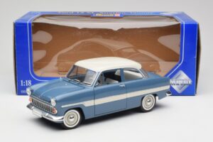 Ford Taunus 12M P2 Blå Ränder Revell 1:18 08880-M1 Metall — bild 8 av 8