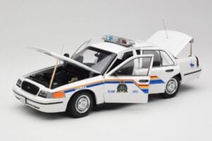 Ford Crown Victoria RCMP Police Car AUTOart 1:18 72706 Metall — bild 2 av 8