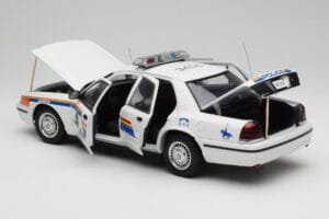 Ford Crown Victoria RCMP Police Car AUTOart 1:18 72706 Metall — bild 5 av 8