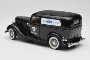 Ford Delivery Truck Ford Parts Svart Solido 1:18 8417 Metall — bild 7 av 8