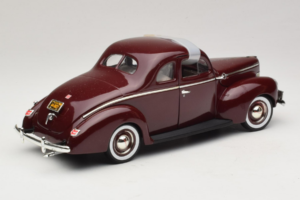 Ford Deluxe Coupe Mörkröd ERTL 1:18 7936 Metall — bild 3 av 7