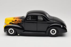Ford Deluxe Hot Rod Svart Universal Hobbies 1:18 6002 Metall — bild 4 av 8
