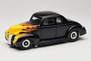 Ford Deluxe Hot Rod Svart Universal Hobbies 1:18 6002 Metall