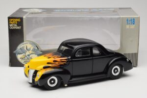Ford Deluxe Hot Rod Svart Universal Hobbies 1:18 6002 Metall — bild 8 av 8
