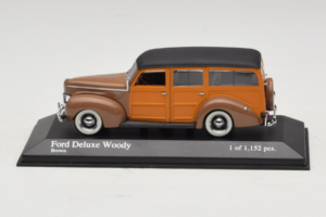 Ford DeLuxe Woody Station Wagon Brun Minichamps 1:43 400082111 Metall