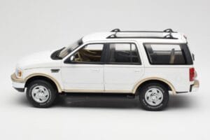 Ford Expedition Eddie Bauer Vit UT Models 1:18 22712 Metall — bild 4 av 8
