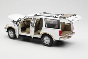 Ford Expedition Eddie Bauer Vit UT Models 1:18 22712 Metall — bild 5 av 8