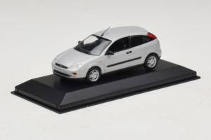 Ford Focus Mk1 3-Door Silver Minichamps 1:43 FOCUS005 Metall — bild 2 av 5