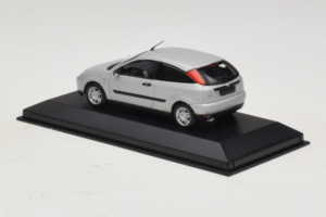 Ford Focus Mk1 3-Door Silver Minichamps 1:43 FOCUS005 Metall — bild 3 av 5