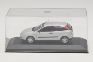 Ford Focus Mk1 3-Door Silver Minichamps 1:43 FOCUS005 Metall — bild 4 av 5