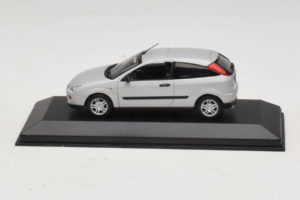 Ford Focus Mk1 3-Door Silver Minichamps 1:43 FOCUS005 Metall