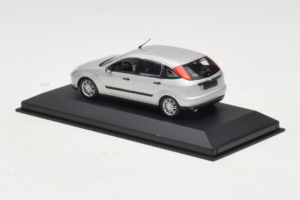 Ford Focus Mk1 Silver Minichamps 1:43 FOCUS006 Metall — bild 3 av 4