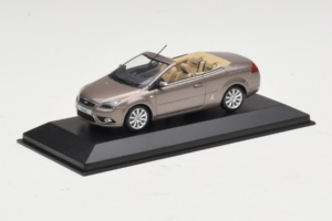 Ford Focus Mk2 CC Grå Minichamps 1:43 FORD005 Metall — bild 2 av 4