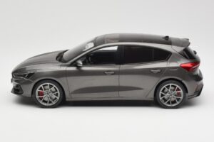 Ford Focus ST Mk4 Grå MCG 1:18 MCG18454 Metall — bild 3 av 6