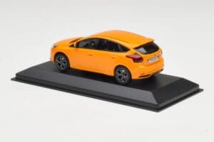 Ford Focus ST Mk3 Tangerine Scream Minichamps 1:43 FOCUS001 Metall — bild 3 av 4