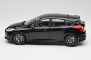 Ford Focus ST Mk2 Panther Black Metallic Minichamps 1:18 110082000 Metall — bild 4 av 8
