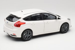 Ford Focus ST Mk2 Vit Minichamps 1:18 110082004 Metall — bild 3 av 8
