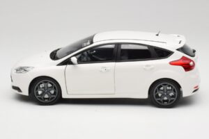 Ford Focus ST Mk2 Vit Minichamps 1:18 110082004 Metall — bild 4 av 8