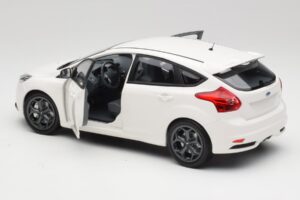 Ford Focus ST Mk2 Vit Minichamps 1:18 110082004 Metall — bild 5 av 8