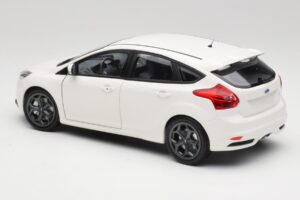 Ford Focus ST Mk2 Vit Minichamps 1:18 110082004 Metall — bild 7 av 8
