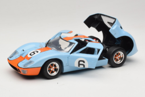 Ford GT40 Gulf #6 J. Ickx / J. Oliver 24 Hours of Le Mans 1969 Eagles Race 1:18 300600 Metall — bild 2 av 8