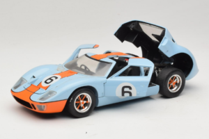 Ford GT40 Gulf #6 J. Ickx / J. Oliver 24 Hours of Le Mans 1969 Revell 1:18 48824 Metall — bild 2 av 8
