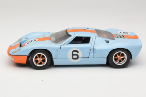 Ford GT40 Gulf #6 J. Ickx / J. Oliver 24 Hours of Le Mans 1969 Revell 1:18 48824 Metall — bild 4 av 8