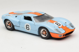 Ford GT40 Gulf #6 J. Ickx / J. Oliver 24 Hours of Le Mans 1969 Revell 1:18 48824 Metall — bild 6 av 8