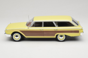 Ford Country Squire Gul MCG 1:18 MCG18048 Metall — bild 3 av 6