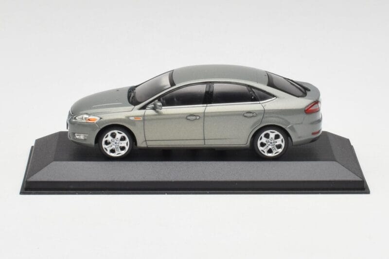 Ford Mondeo Mk3 Sedan Grå Metallic Minichamps 1:43 IND403086003 Metall