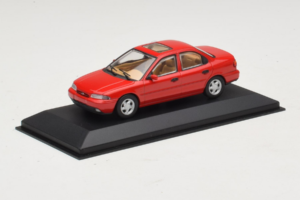 Ford Mondeo Mk1 Sedan Röd Minichamps 1:43 82000 Metall — bild 2 av 4