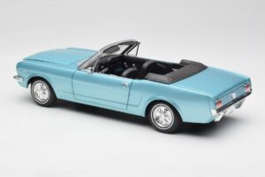 Ford Mustang Cabriolet Arcadian Blue Revell 1:18 8832-F1 Metall — bild 7 av 8