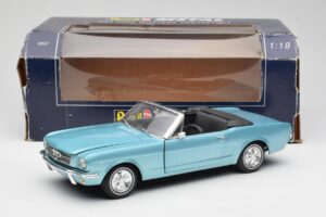 Ford Mustang Cabriolet Arcadian Blue Revell 1:18 8832-F1 Metall — bild 8 av 8