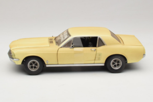 Ford Mustang Coupe Gul The Walking Dead Greenlight 1:18 12958 Metall — bild 4 av 8