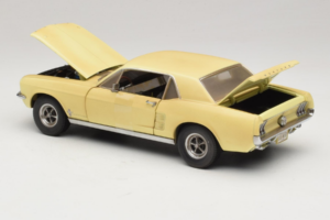 Ford Mustang Coupe Gul The Walking Dead Greenlight 1:18 12958 Metall — bild 5 av 8