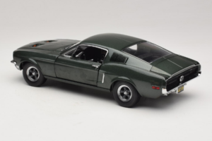 Ford Mustang GT Bullitt med Steve McQueen Figur Greenlight 1:18 12885 Metall — bild 7 av 8