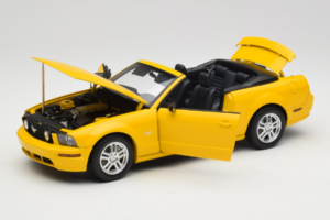Ford Mustang GT S197 Cabriolet Screaming Yellow AUTOart 1:18 73062 Metall — bild 2 av 8