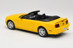 Ford Mustang GT S197 Cabriolet Screaming Yellow AUTOart 1:18 73062 Metall — bild 7 av 8