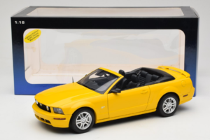 Ford Mustang GT S197 Cabriolet Screaming Yellow AUTOart 1:18 73062 Metall — bild 8 av 8