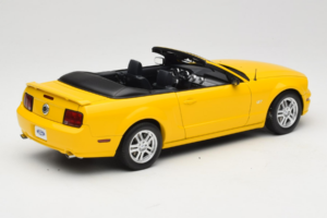 Ford Mustang GT S197 Cabriolet Screaming Yellow AUTOart 1:18 73062 Metall — bild 3 av 8