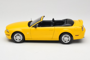 Ford Mustang GT S197 Cabriolet Screaming Yellow AUTOart 1:18 73062 Metall — bild 4 av 8