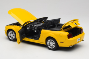 Ford Mustang GT S197 Cabriolet Screaming Yellow AUTOart 1:18 73062 Metall — bild 5 av 8